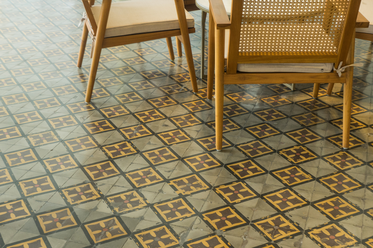 LVT flooring that looks like a warm retro linoleum diamond pattern